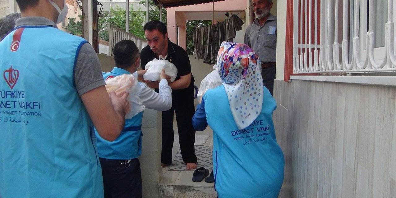 Engelli vatandaşlara kapı kapı iftar yemeği bıraktılar