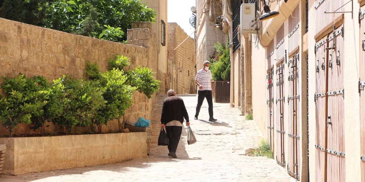 ​Mardin’de tam kapanma kısıtlamasının ardından sokaklar ve tarihi mekanlar boş kaldı