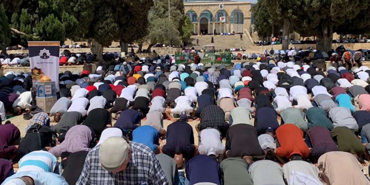 More than 60,000 Muslim worshipers perform Friday prayer at Al-Aqsa
