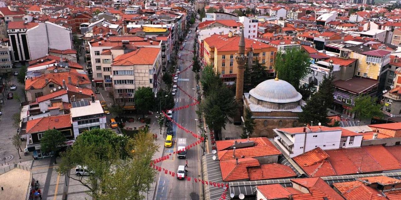 Tam kapanmayla Isparta'nın işlek caddeleri boş kaldı