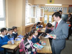 İlkokul öğrencilerine kitap dağıtıldı