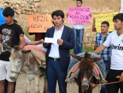 Grup Duman'a eşekli protesto