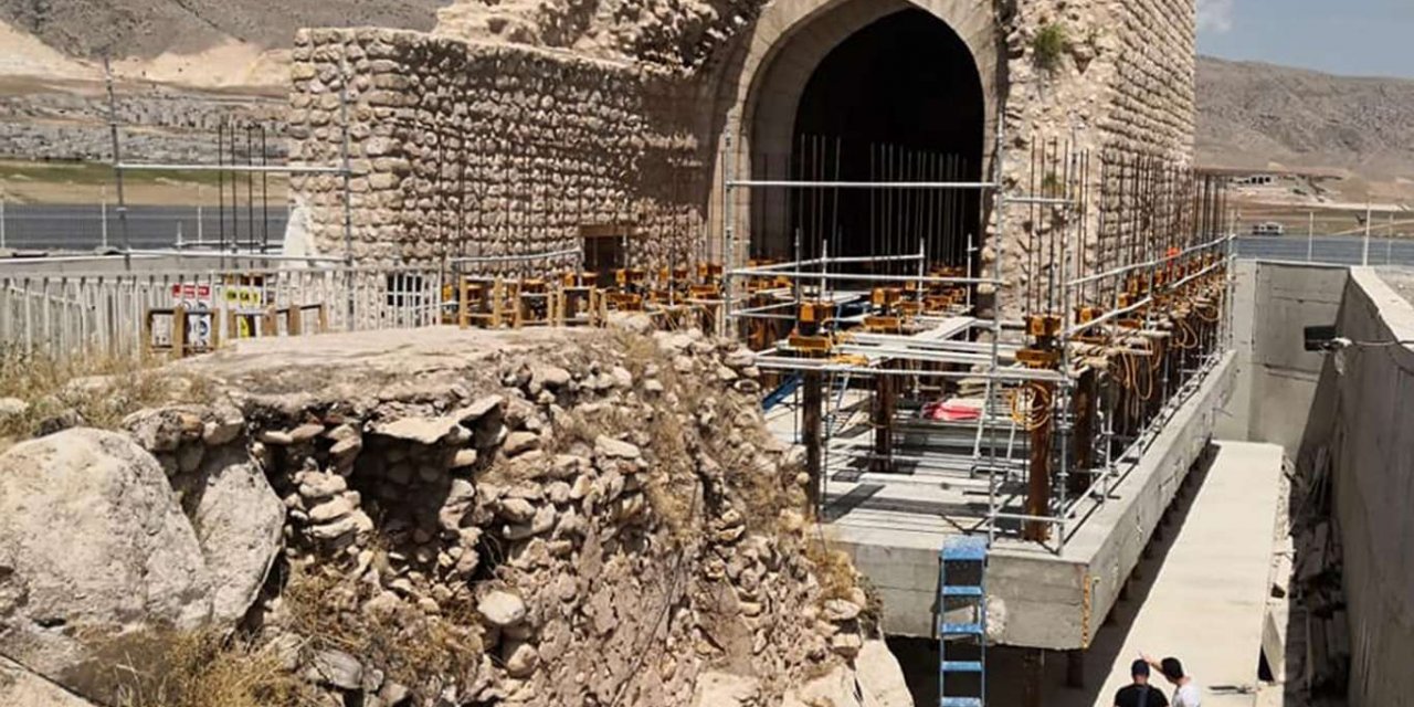 Küçük Saray’ı kaldırma çalışmaları devam ediyor