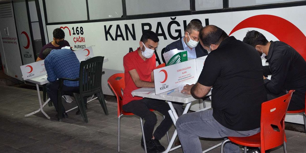 HÜDA PAR Sur İlçe Teşkilatı Kızılay'ın kan bağışı çağrısına icabet etti