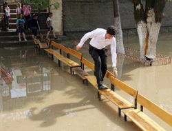 20 dakika yağdı okulu su bastı