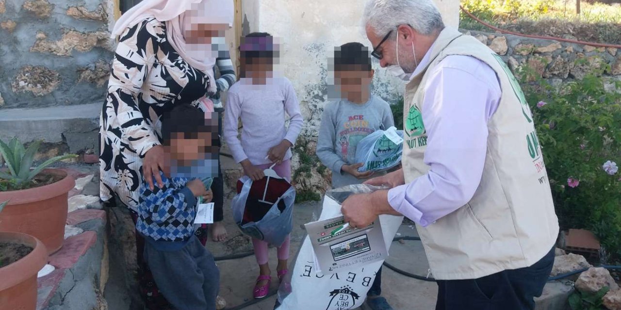 Midyat Umut Kervanı yüzlerce yetimi bayram öncesi giydirerek sevindirdi
