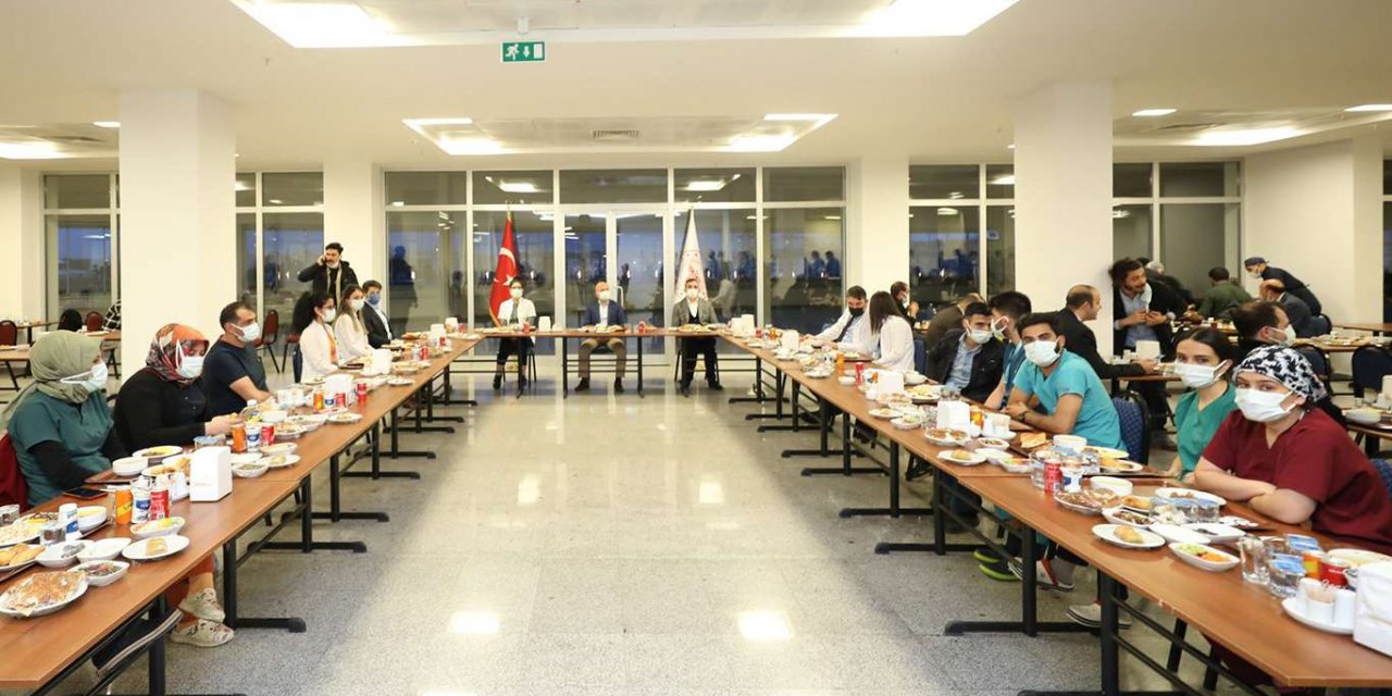 Ağrı Valisi Varol, orucunu sağlık çalışanları ile birlikte açtı