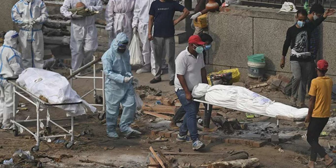 Hindistan'da Coronavirus'ten ölenlerin cesetleri kıyıya vurdu