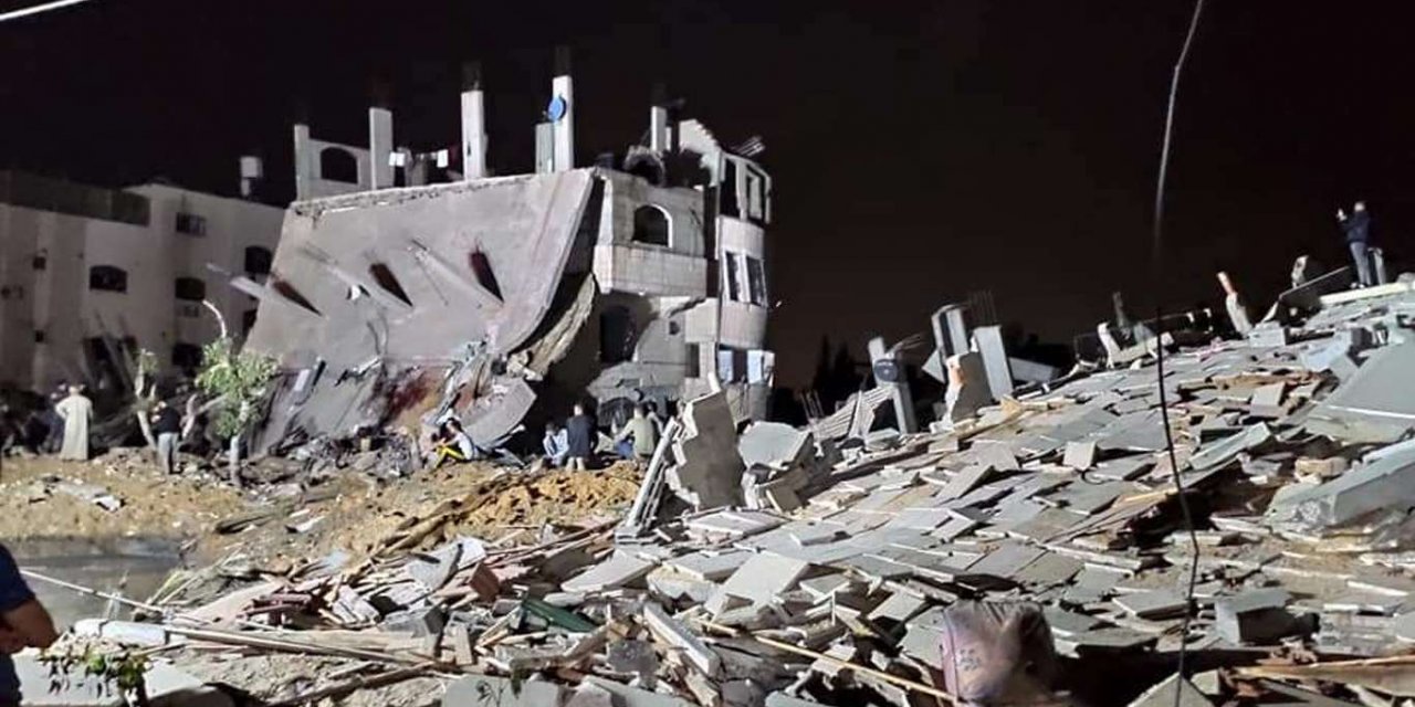 Gazze'de evli çift şehadete beraber yürüdü