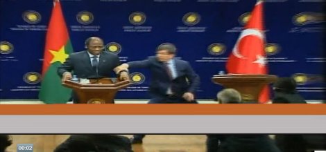 Bakan canlı yayında fenalaştı! Video