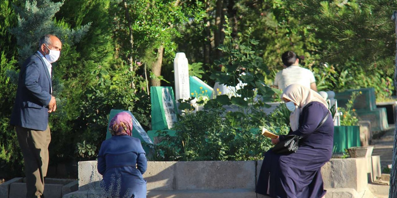 Ramazan Bayramının ilk saatlerinde halk mezarlık ziyaretlerini yaptı