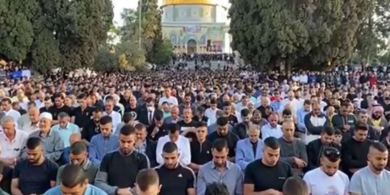 Bi dehhezaran Filistînî li Mescîda Eqsayê nimêja îdê eda kirin