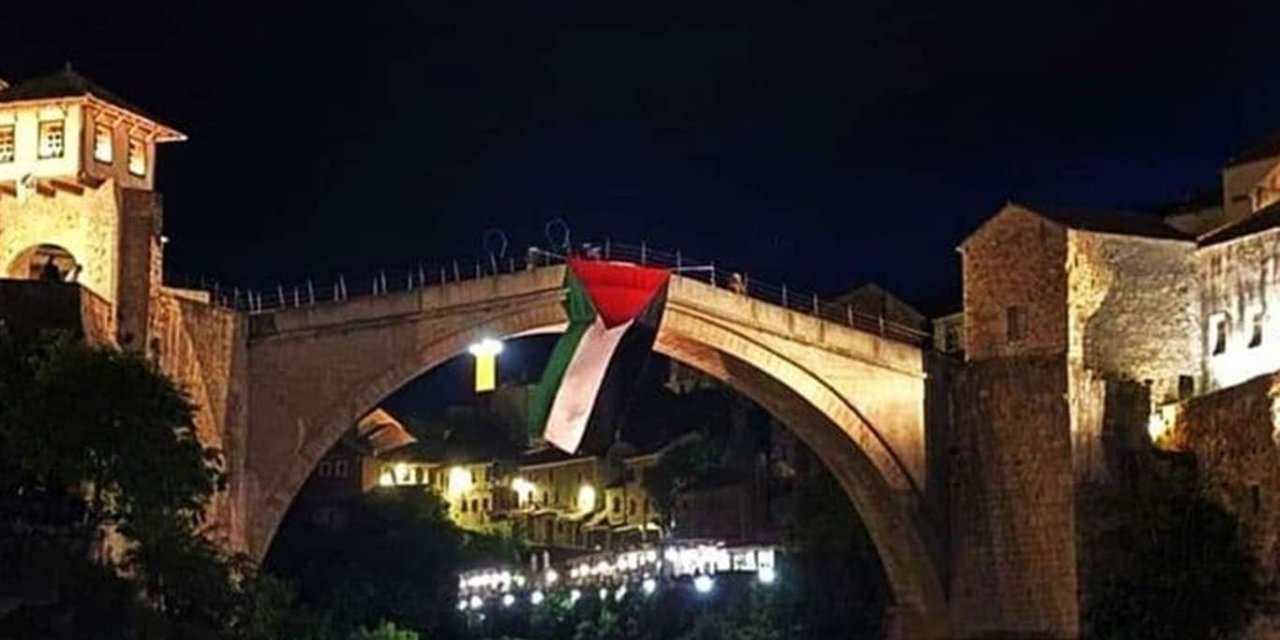 Tarihi Mostar Köprüsü'ne Filistin bayrağı asıldı