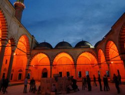 Cami Avlusunda Uyuşturucu Sattılar!