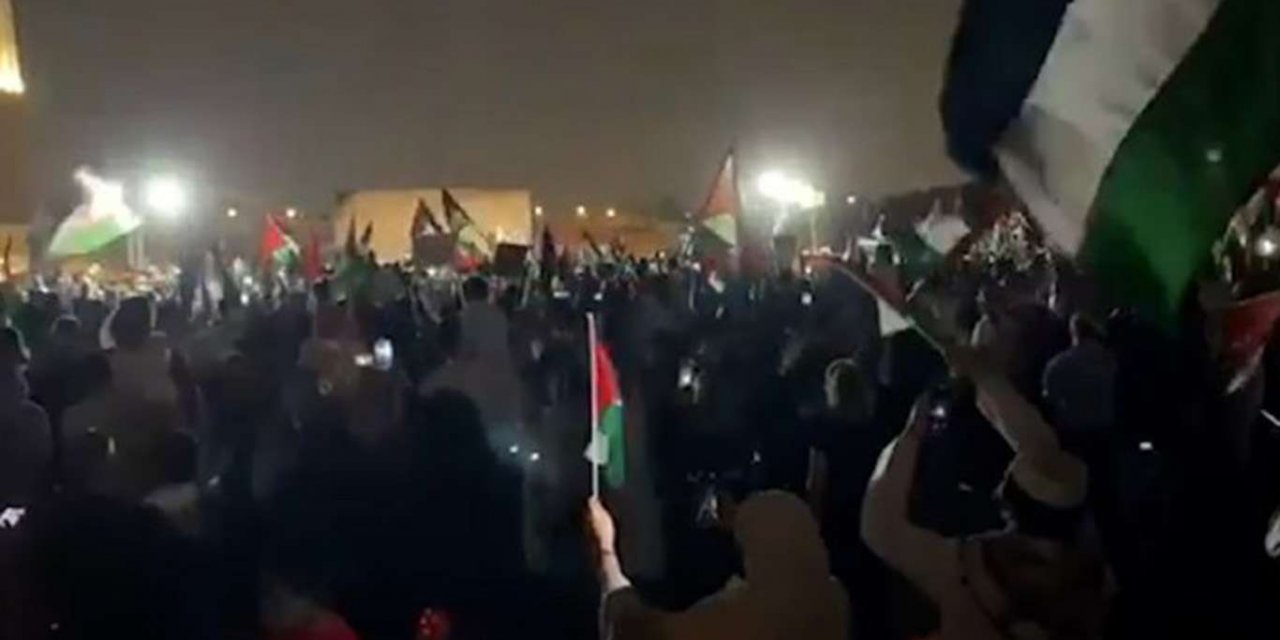 Katar'da on binler Filistin'e destek için sokaklara döküldü