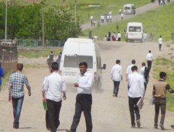Çınar'da kaldırımsız okul yolu tehlike saçıyor VİDEO