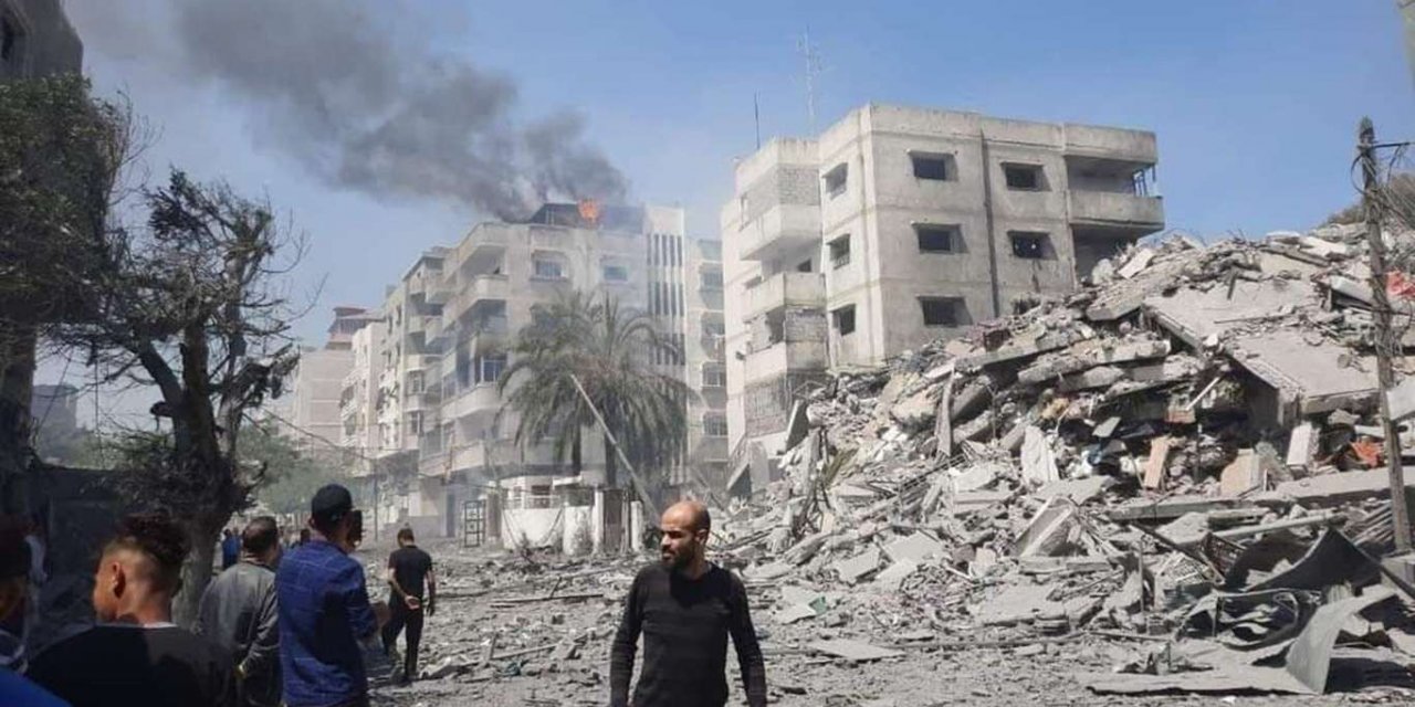 Siyonist işgal rejimi Gazze'de 2 bakanlık binasını bombaladı