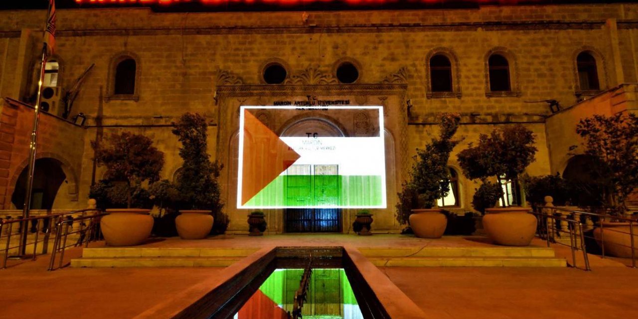 Rektörlük binasına Filistin bayrağı yansıtıldı