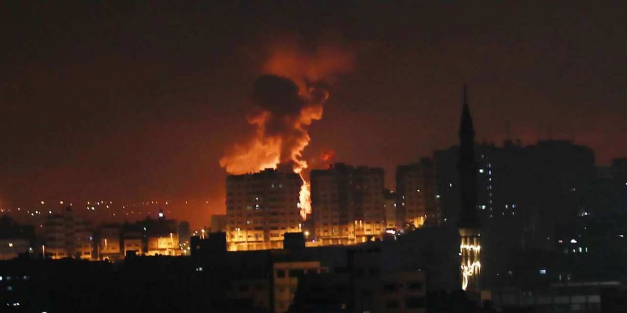 İşgal rejimi Gazze'nin birçok yerine yoğun saldırı düzenliyor