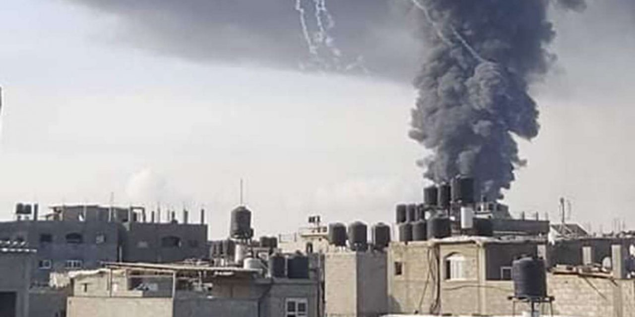 İşgal rejimi Gazze’de bir sünger fabrikasını bombaladı