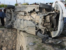 Aracın çarptığı direk devrildi