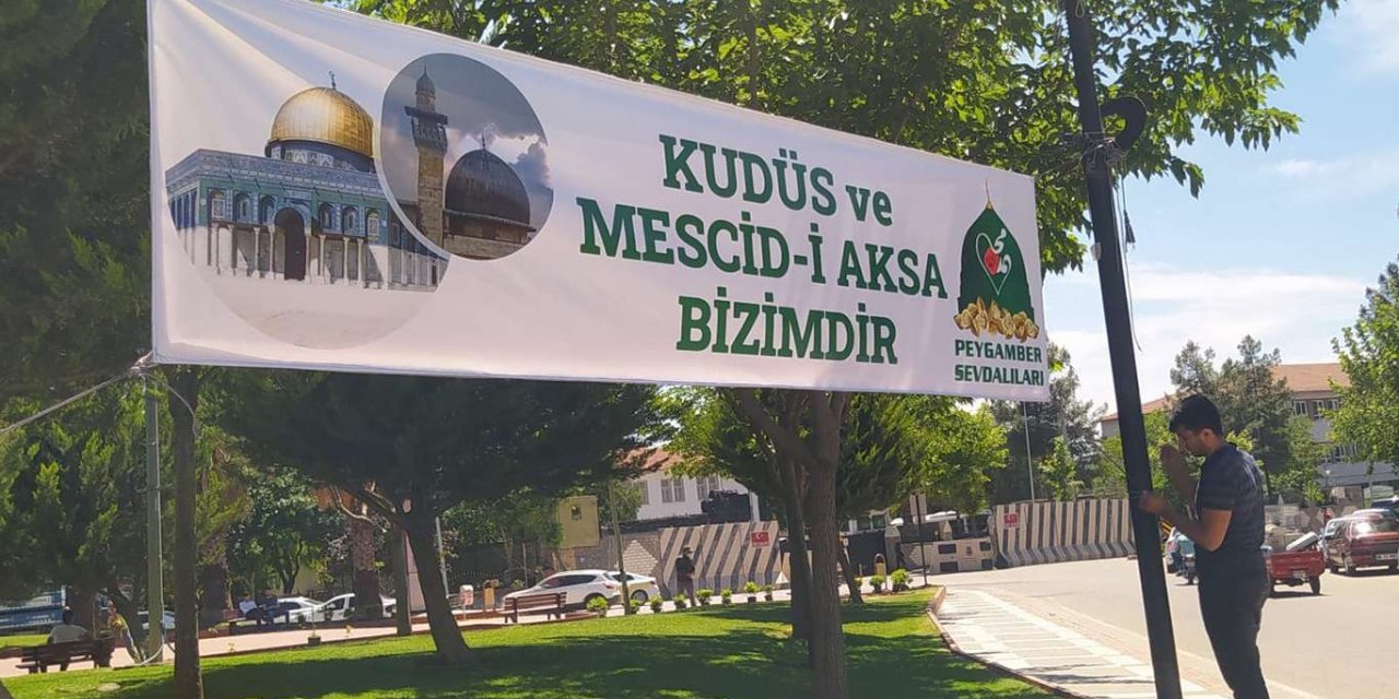 Şanlıurfa'da cadde ve parklara "Kudüs ve Mescid-i Aksa bizimdir" pankartları asıldı