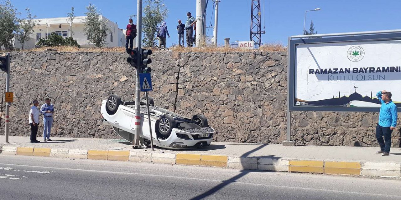 Çınar'da el freni çekilmeyen otomobil istinat duvarından aşağıya düştü