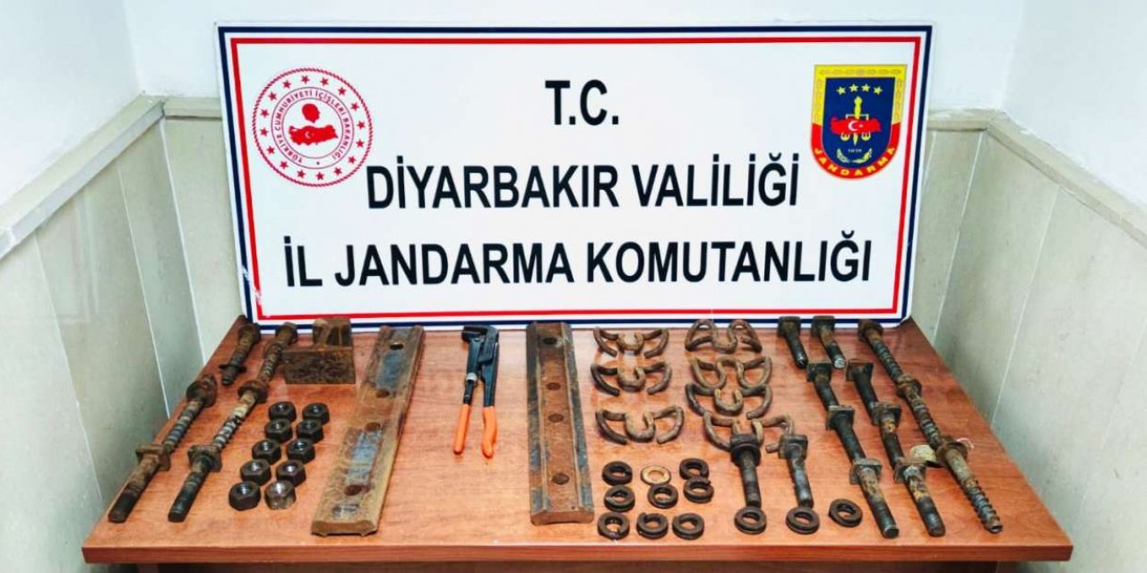 Tren raylarını çalarken yakalandılar