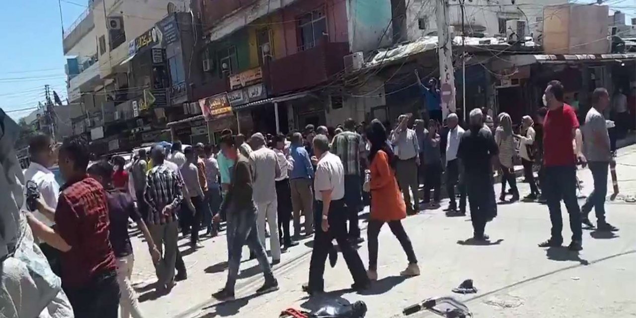 Li Qamişloya ku di bin kontrola PKK/YPGê de ye xelq daket kolanan û bûhakirina heqê sotemenîyêprotesto kir