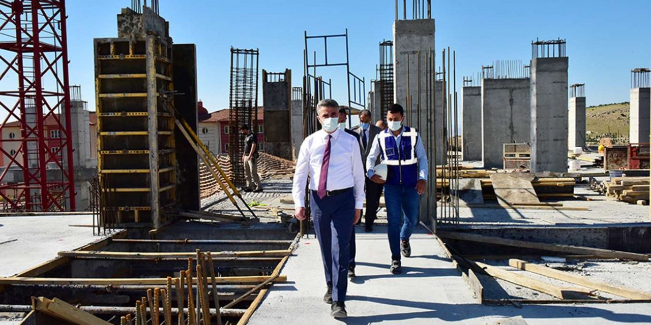 Malatya Valisi Baruş inşaatı devam eden okullarda incelemelerde bulundu