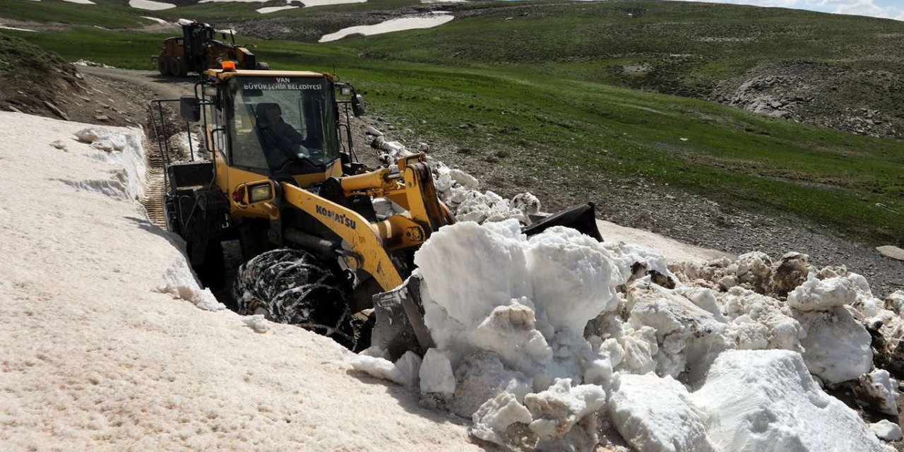 Van'da karla mücadele çalışmaları devam ediyor
