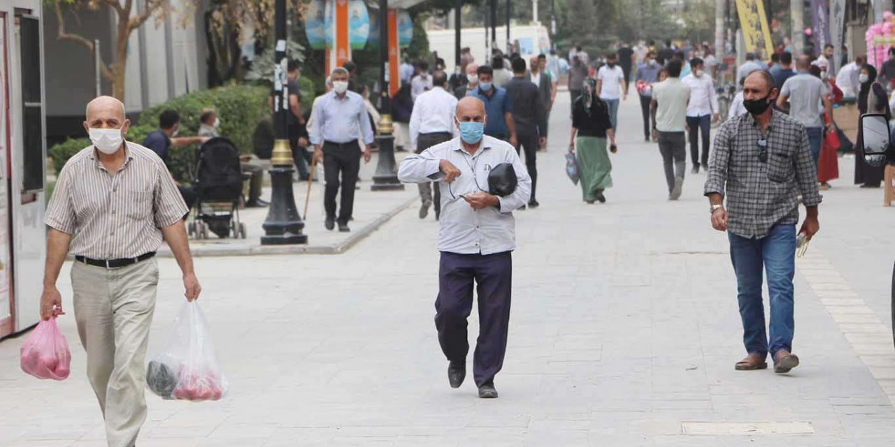 ​Aşı olmayanlara getirilen sokağa çıkma kısıtlamasına destek veren de var karşı çıkan da