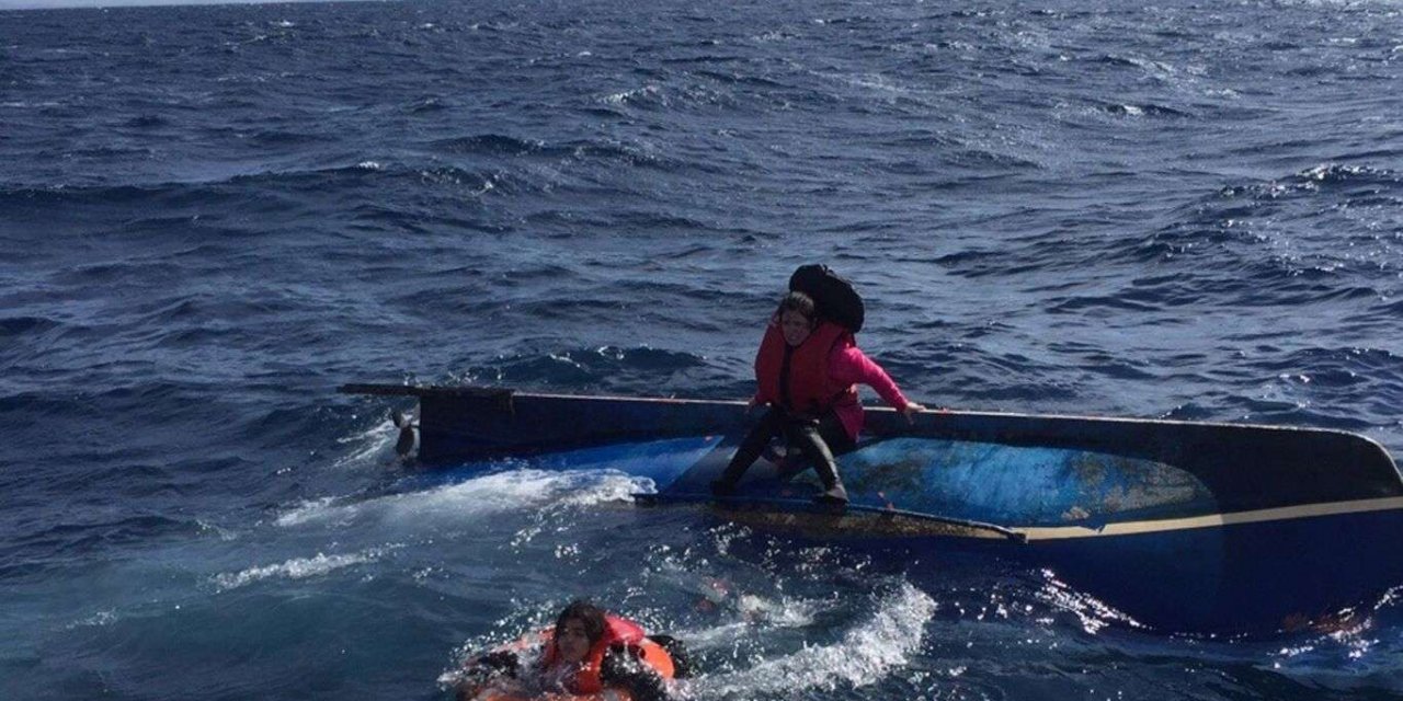 Tekneya ku koçberan vediguhast binav bû: 50 mirî