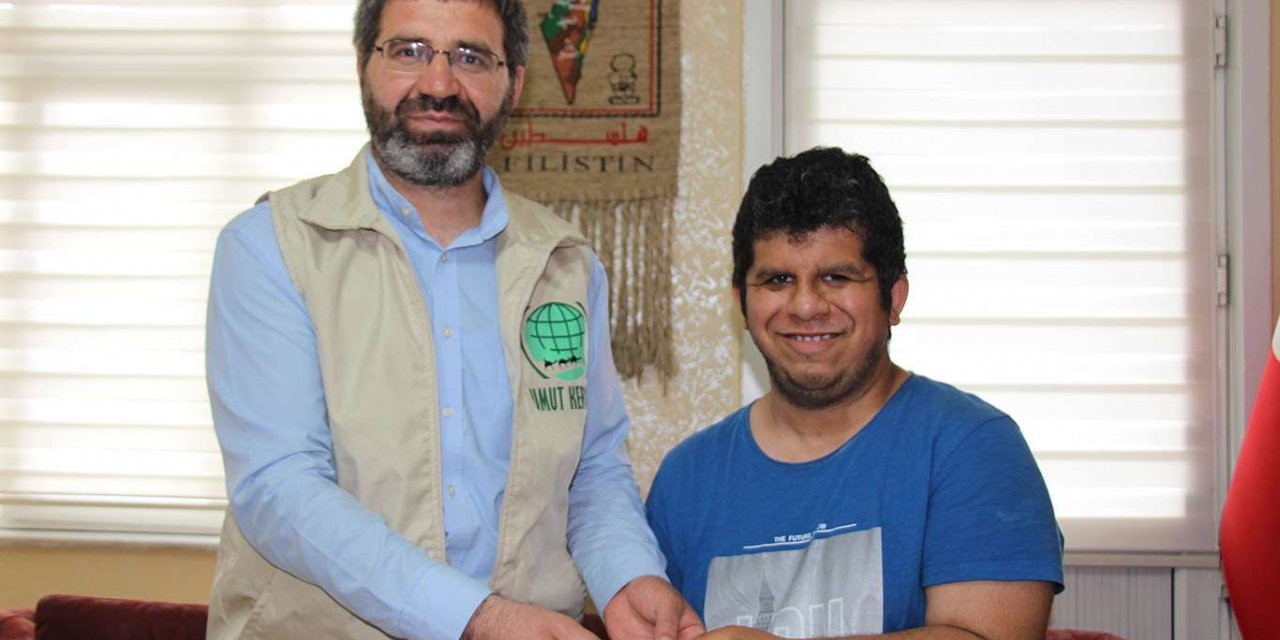 Engelli genç cep telefonu almak için biriktirdiği parayı Filistin'e bağışladı