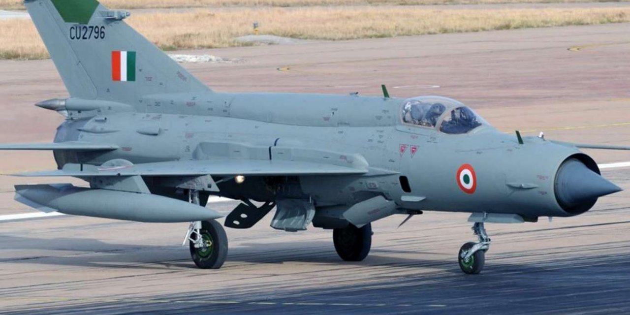 Hindistan'da askeri uçak düştü: 1 ölü