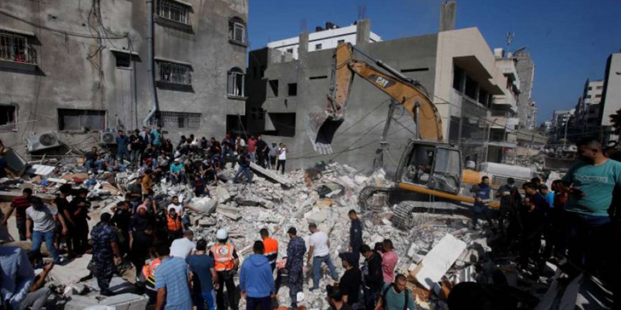 Gazze'de yıkılan evlerin enkazından biri çocuk 10 şehit çıkarıldı