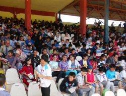 Binlerce kişi hep birlikte kitap okudu