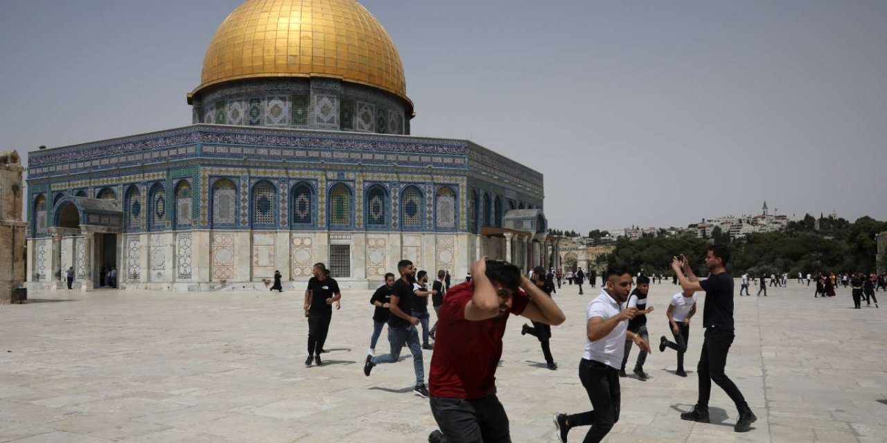 Zionist police attack Palestinian worshippers in al-Aqsa Mosque
