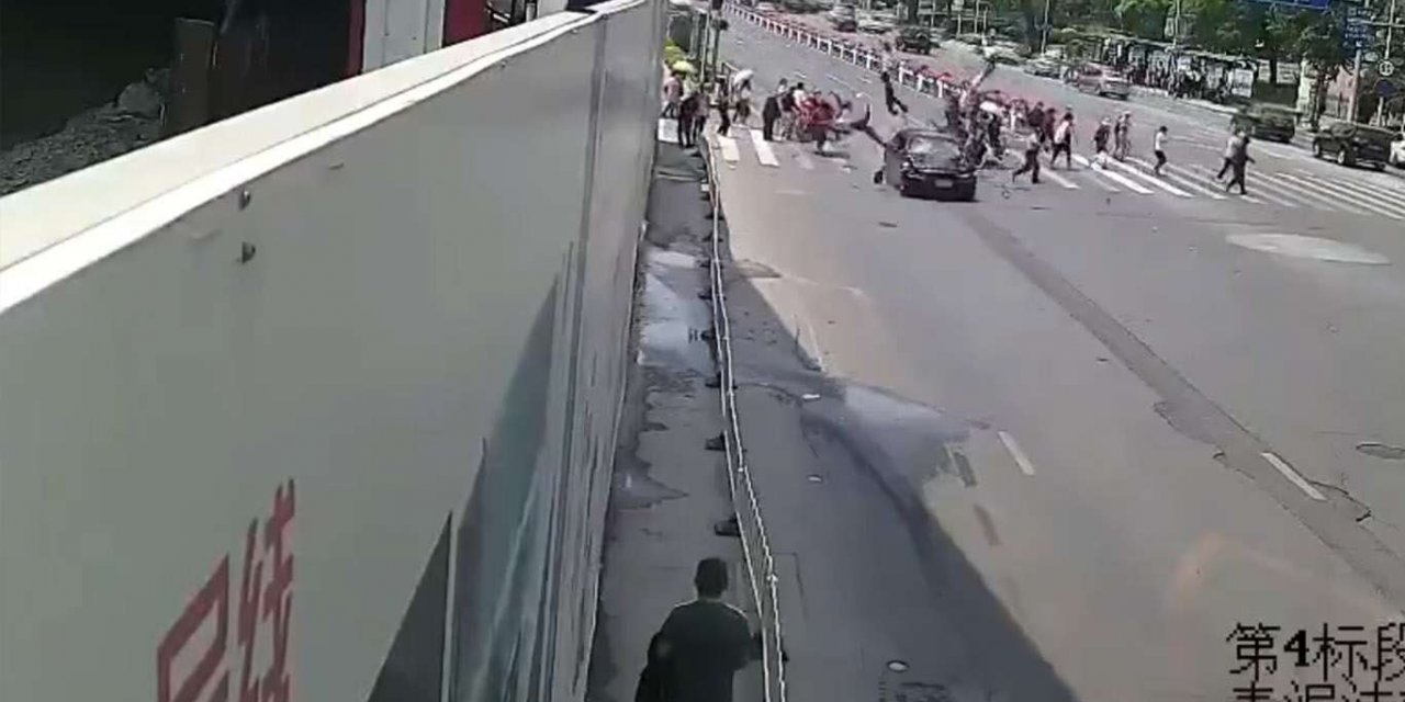 Çin'de bir araç kalabalığa daldı: 4 ölü