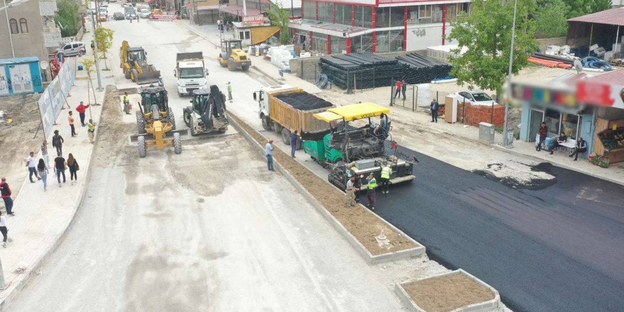 Van'da yapımı devam eden Çohaz Kavşağında asfalt serimi yapıldı