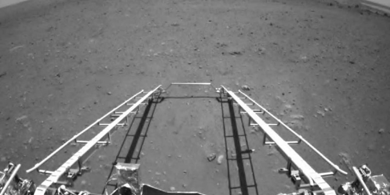 Çin’in Mars keşif aracı Zhurong iniş platformunun rampasından Mars yüzeyine indi