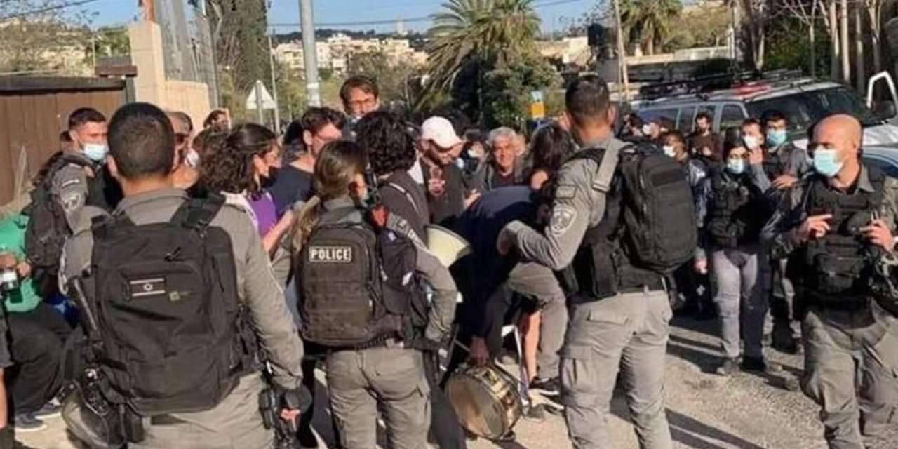 Zionist police attack Palestinian worshippers in Al Aqsa Mosque