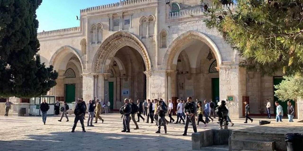 Siyonist işgalciler 3 hafta aradan sonra Mescid-i Aksa’ya yine baskın düzenledi