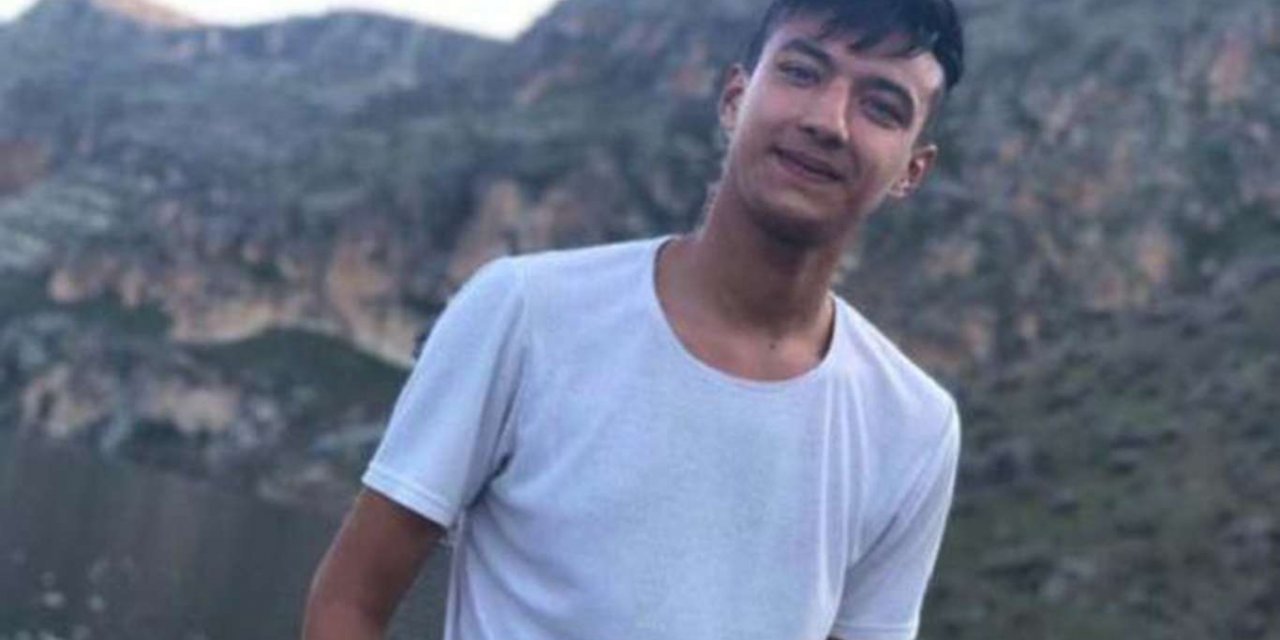 Motosikletiyle park halindeki tıra çarpan genç vefat etti