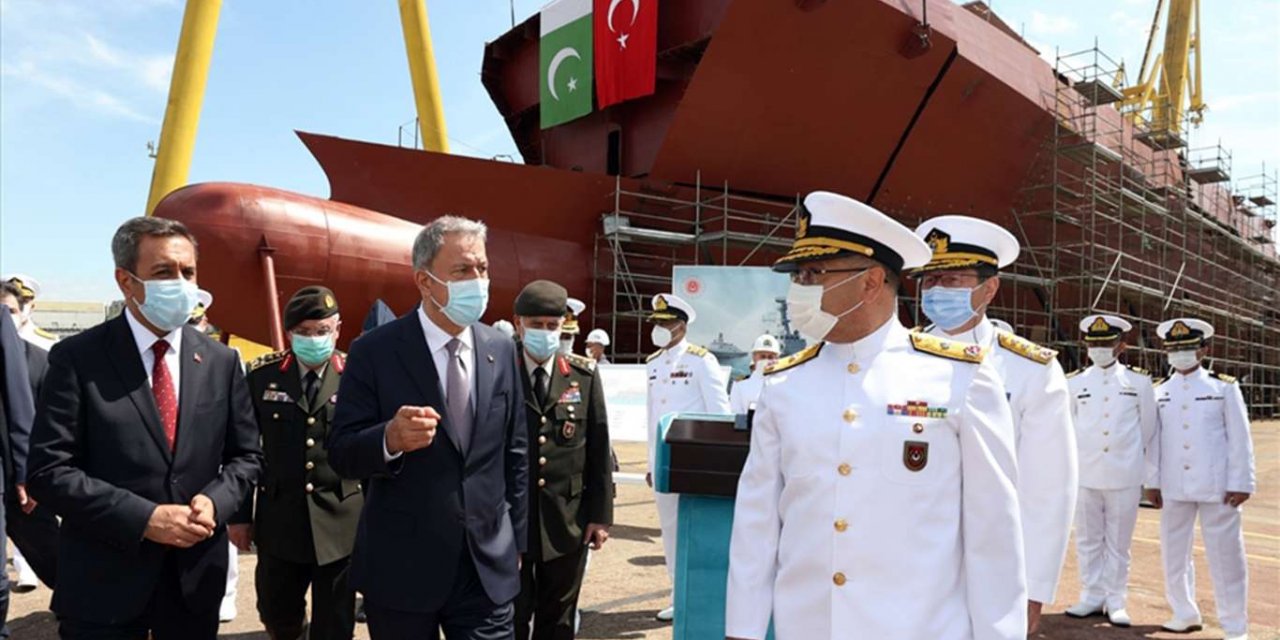 Bakan Akar Pakistan’a ihraç edilen Milgem Korvetlerinin inşasını inceledi