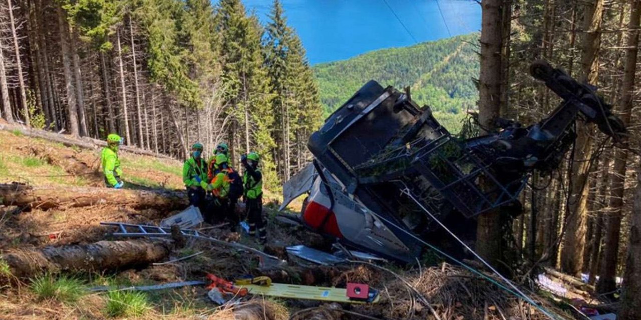 8 people killed after a mountaintop cable car crashes to ground in northern Italy