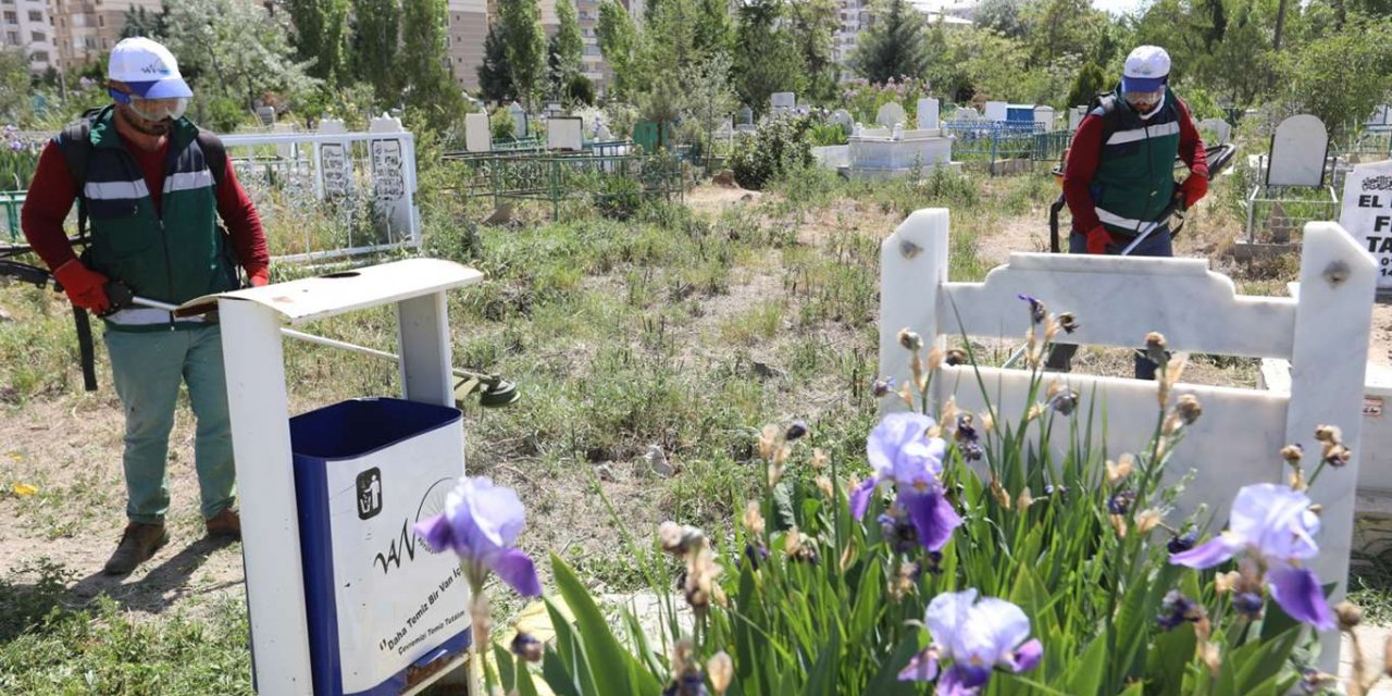 Van'da mezarlıklar temizleniyor