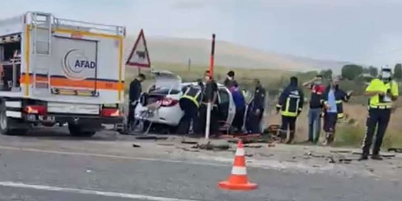 ​Van-Gevaş Karayolu'nda minibüs ile otomobil kafa kafaya çarpıştı: 1 ölü 1 yaralı