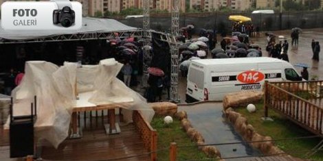 Duman Konserinin yapılacağı yeri su bastı