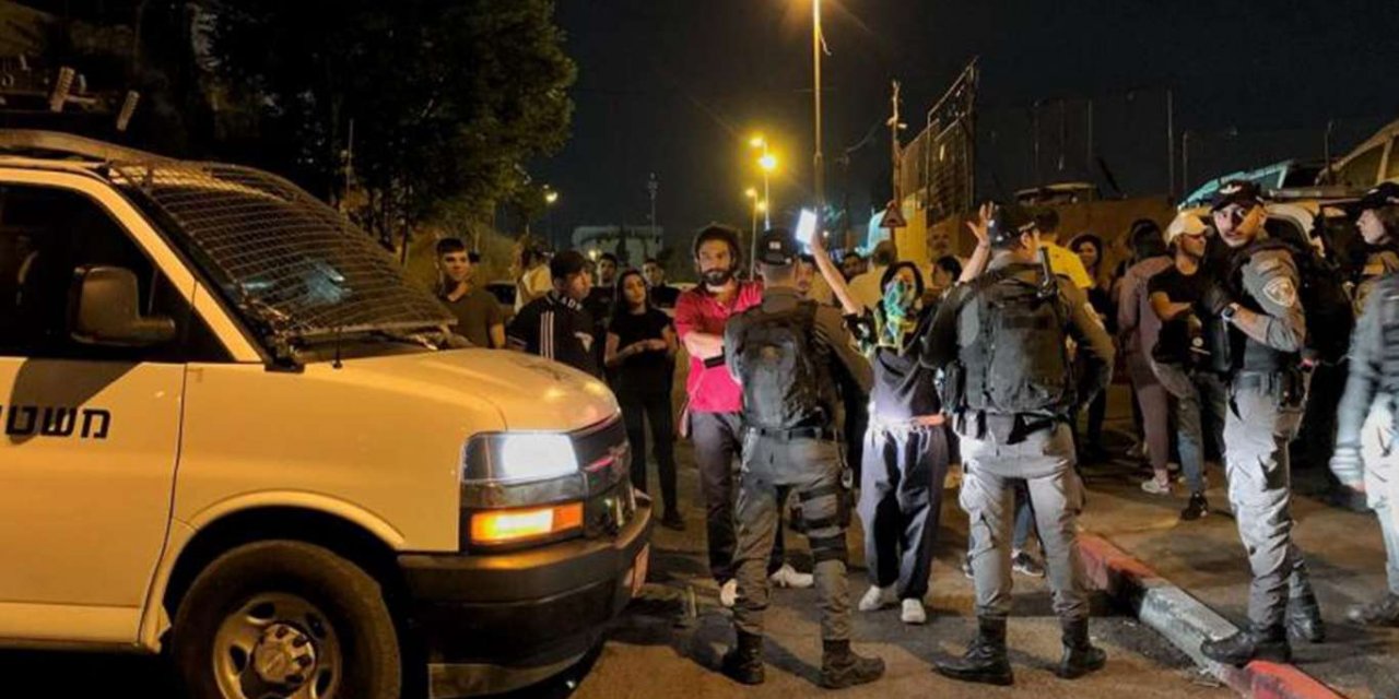 Zionist police assault Jerusalemites in Sheikh Jarrah and Batn al-Hawa